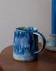 Caneca azul em cerâmica.