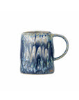 Caneca azul em cerâmica.