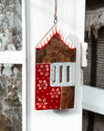 Casa para colgar con estampado rojo, blanco y gris.