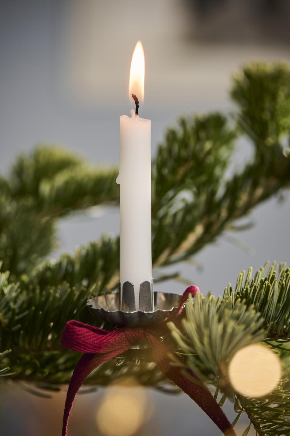 Box with 12 taper candles cream