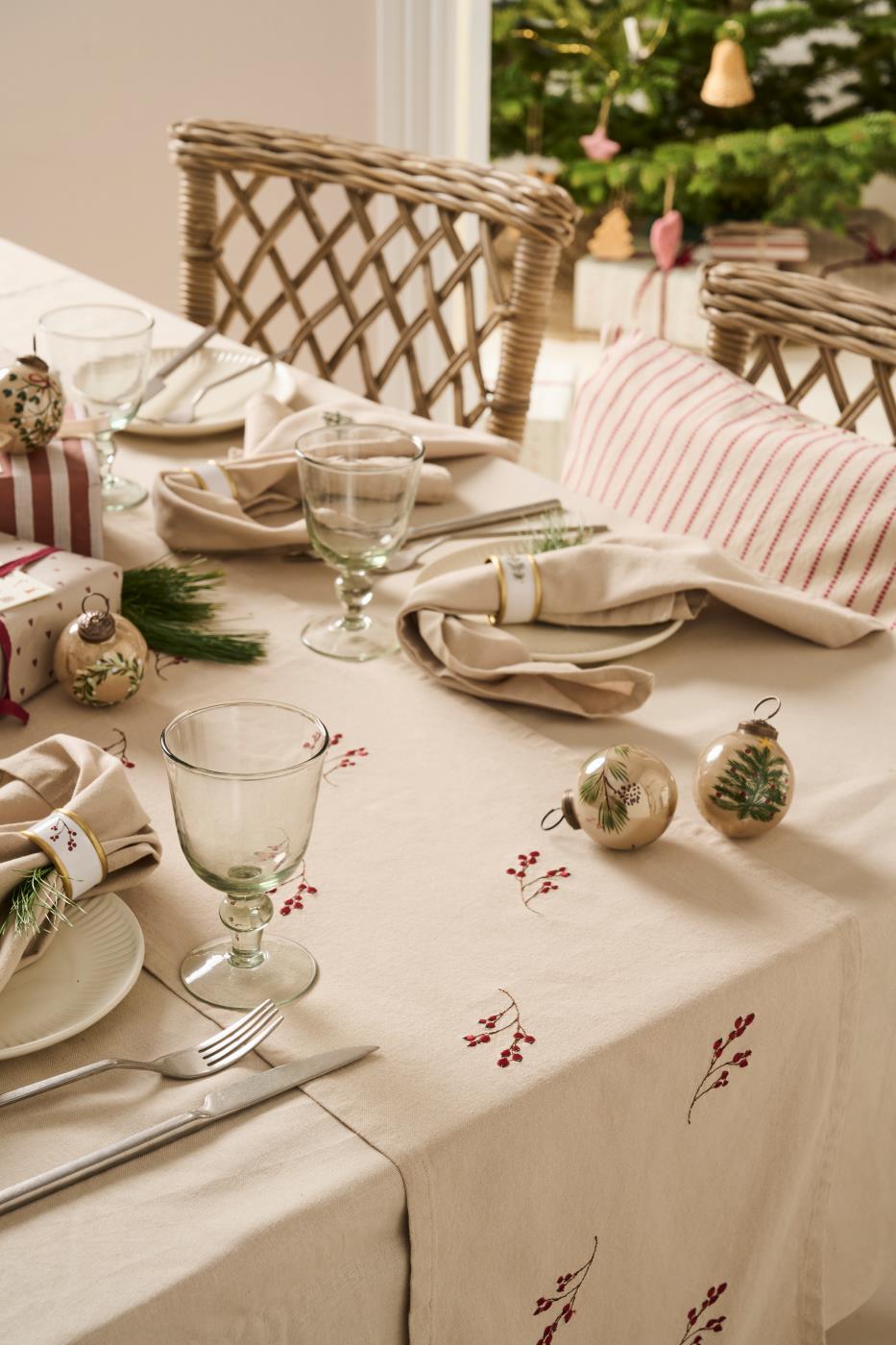 Table Runner Winter Berry