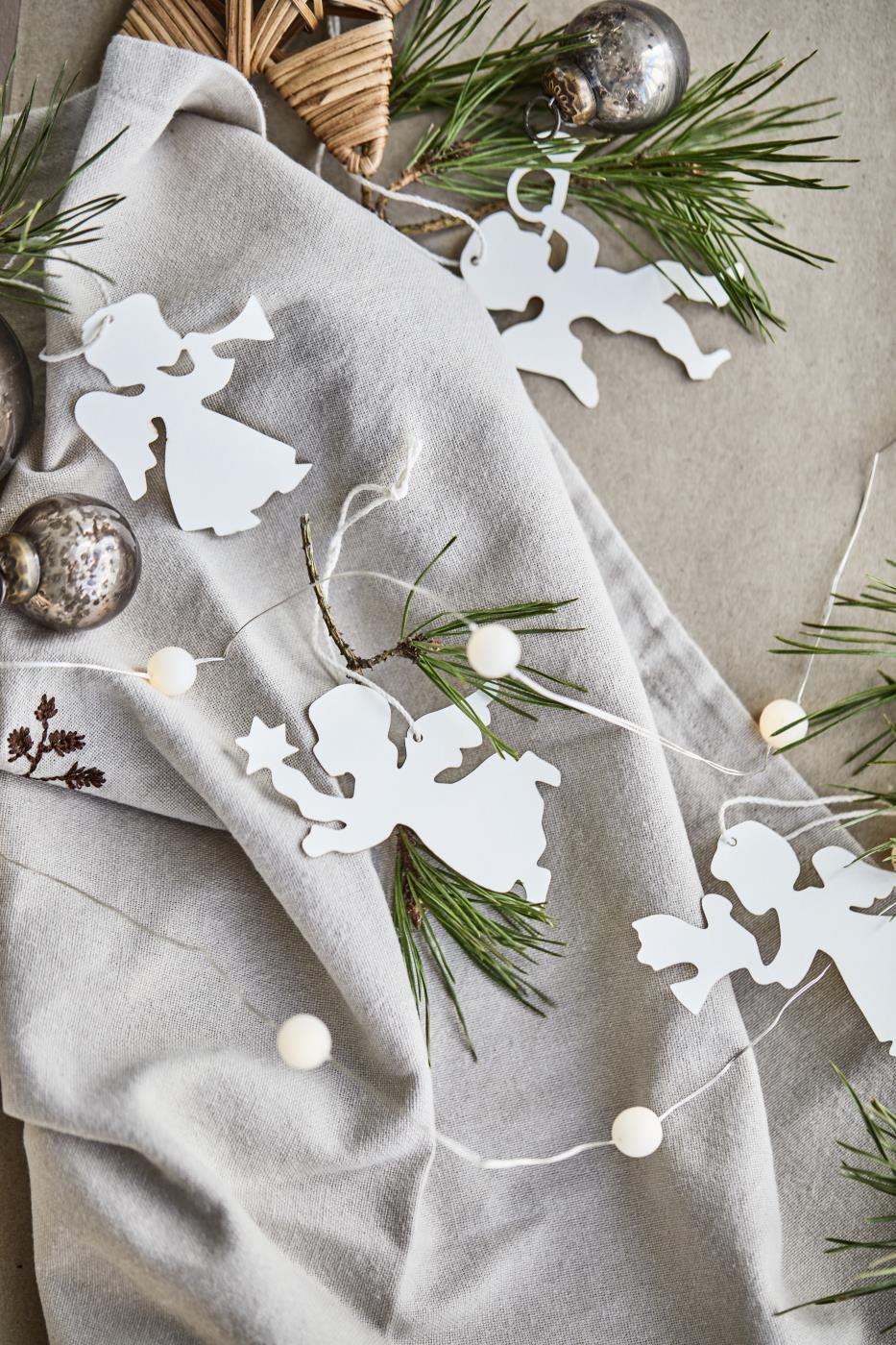 Napkin Branch with Cones