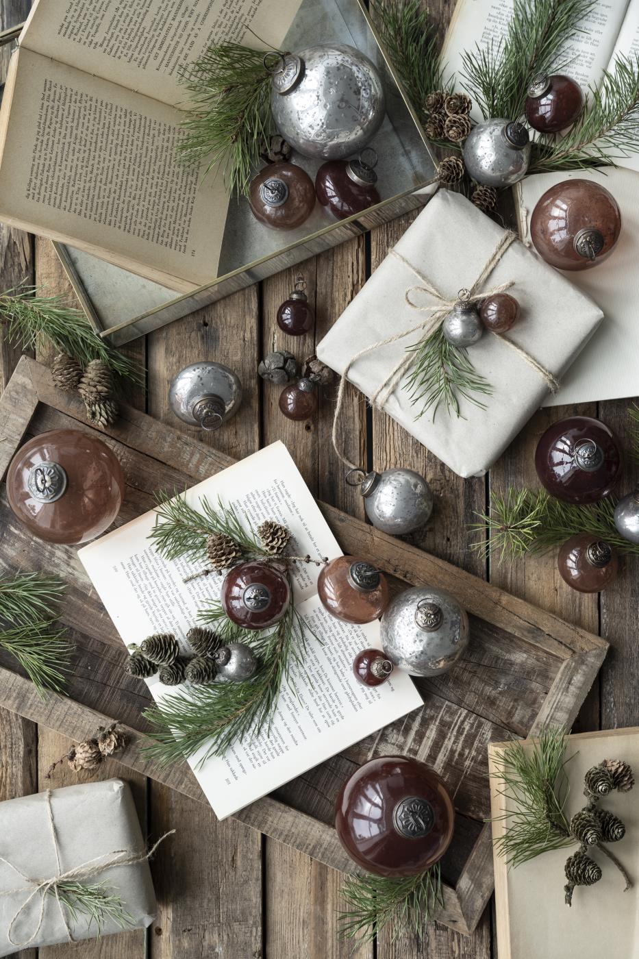 Adorno navideño de cristal con guijarros y rosa descolorida