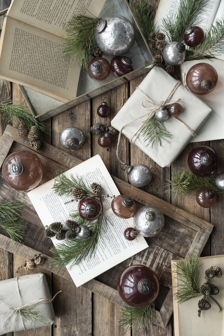 Adorno navideño de cristal con guijarros y rosa descolorida