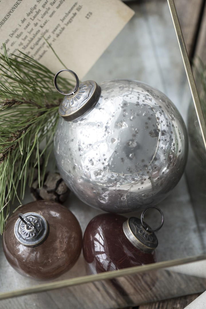 Adorno navideño de cristal con guijarros y rosa descolorida